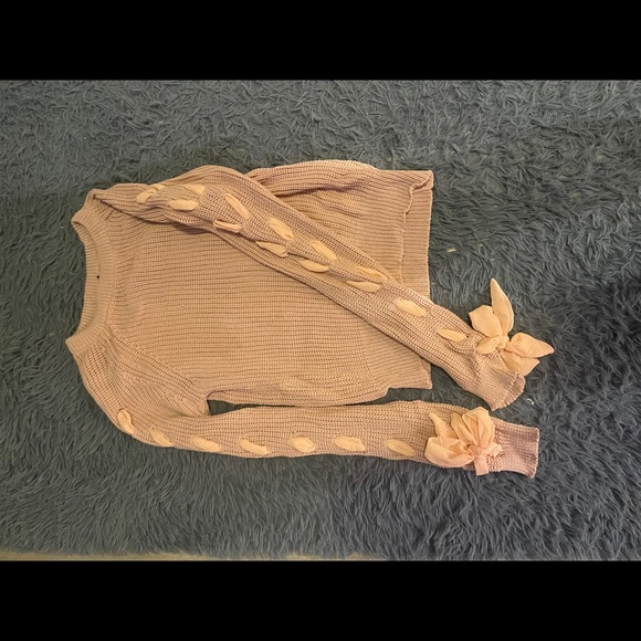 Brand new sweater. Never worn - Picture 2 of 2